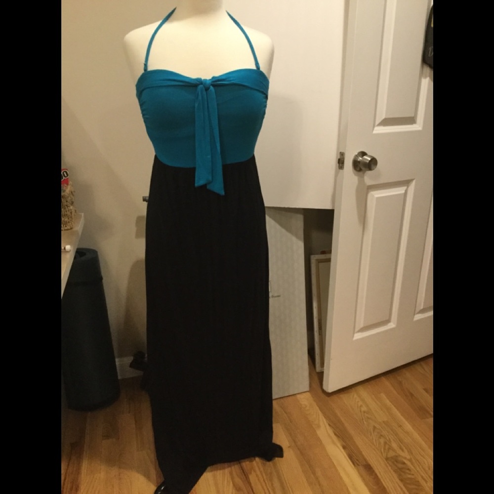 Maxi sleeveless dress with halter tie